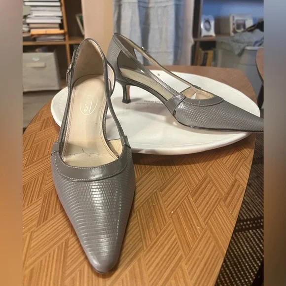 Classic Talbots Genuine Leather Heels - Picture 2 of 8